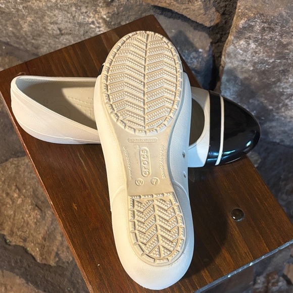CROCS W7 Cap Toe Ballet Flat Women Stucco Off White and Black - Picture 8 of 8